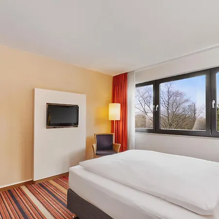 Hotel H+